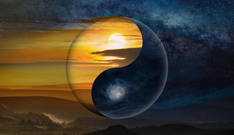 Paysage avec coucher de soleil traversant un yin-yang, arbres et étoiles, symbole de coaching intuitif. avec ses tarifs